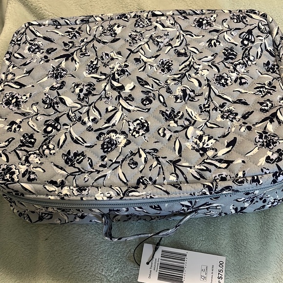 VERA BRADLEY Deluxe Travel organizer. NWT - Picture 1 of 14